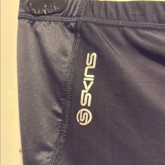 Women’s compression capris - Picture 2 of 4